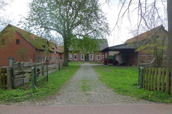 Siedlisko / gospodarstwo rolne z budynkami pomocniczymi i działką nad Wezerą