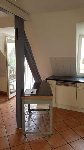 Küchenzeile mit Arbeitstisch