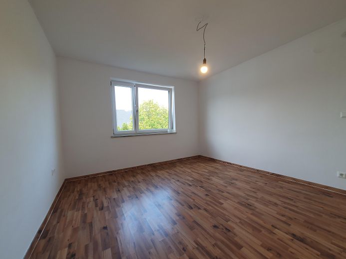 Schöne 2-Zi-Wohnung mit Balkon im 2.OG rechts – Schlafzimmer