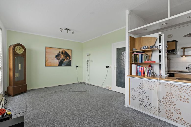 Dachgeschoss Wohnung mit Fahrstuhl und freiem Blick auf die Rennbahn in Ha-Neu! – Wohnzimmer