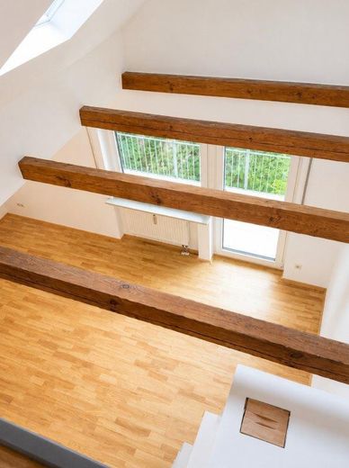 Aussergewöhnliche 3,5-Zi-Maisonette-Wohnung, 2 Wohnebenen, Stadtrandlage, offener Kamin,Einzelgarage – Blick von der Galerie auf WZ