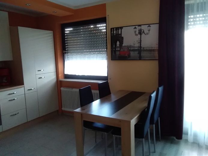 Möbliertes 53-m²-Apartment in Worms – komplett eingerichtet & sofort verfügbar – Essecke mit Wohnbereich