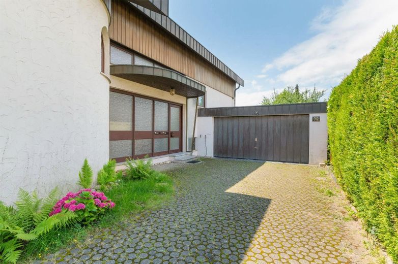 Repräsentatives 2-Familienhaus mit Ausbaupotential in begehrter Wohnlage – Hauseingang / Garagenzufahrt