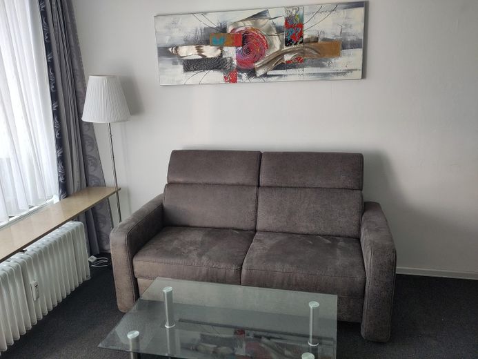 Freies, möbliertes Apartment, Loggia, U-Bahn, München- und Alpenblick, von privat – Sofa
