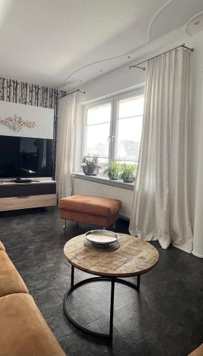 Mehrgenerationenhaus mit zwei Wohneinheiten, Garten und Pool – Wohnen OG