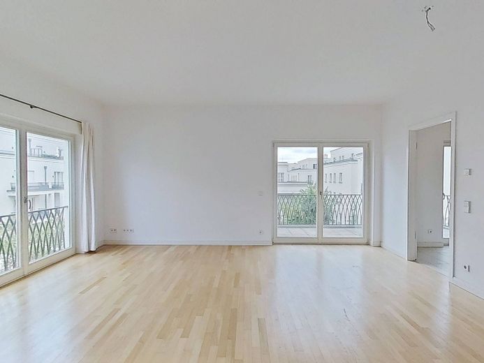 Exklusiver 2-Zimmer-Neubau mit 2 BALKONEN, EBK, Concierge-Service uvm. in den begehrten Heinrich-Heine-Gärten – Ansicht II: Wohn- und Esszimm…