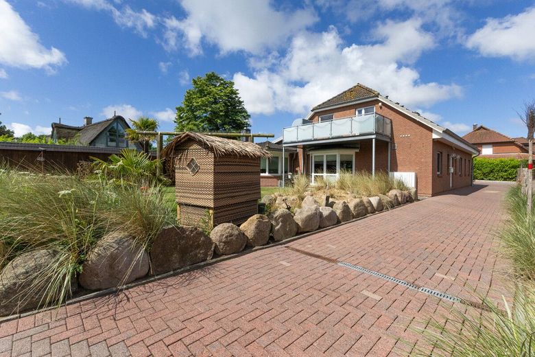 Herzensheim für große Träume - XXL-Haus mit Traumgarten &amp; Wintergarten – Hausansicht