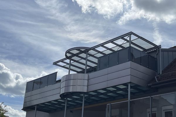 Apartamento de 3 habitaciones con balcón acristalado de 33 m² y 64 m² adicionales de superficie útil en Winnenden