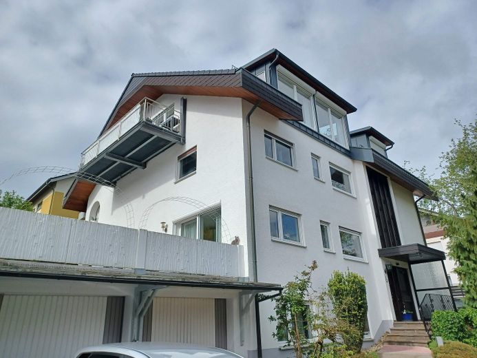 Przestronne, świeżo wyremontowane mieszkanie 3,5-pokojowe o powierzchni 115 m², z dużym balkonem, garażem i miejscem parkingowym – Haus vorn