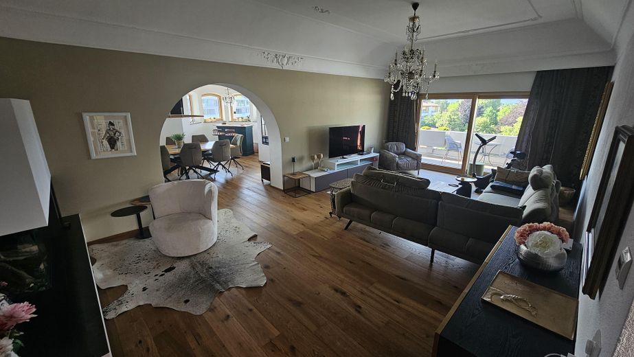 Exklusives Penthouse mit Alpenpanorama, XXL-Terrasse und Privataufzug – Wohnzimmer