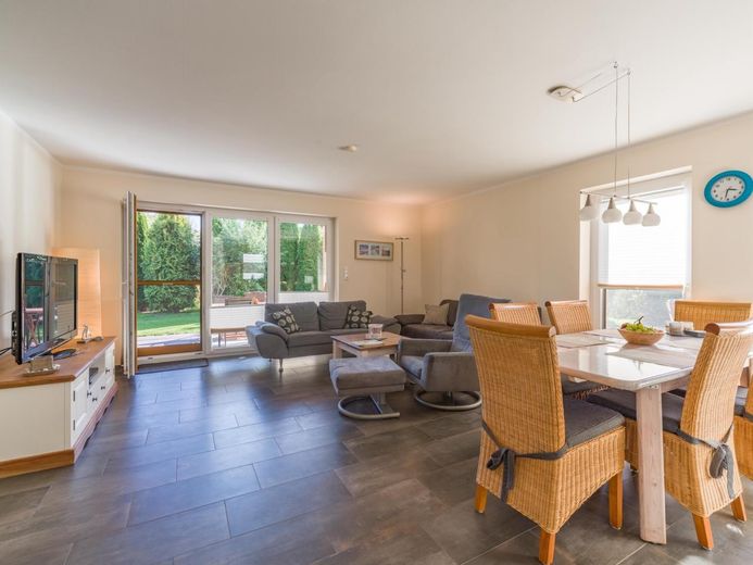 Traumhaftes Holzhaus mit Sauna, großer Terrasse auf 931 m² Eckgrundstück nahe St. Peter-Ording – Wohnzimmer