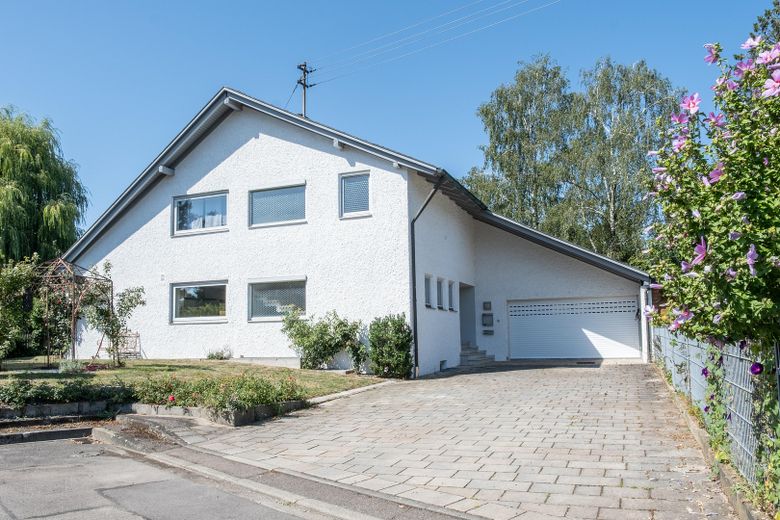 Exklusives Einfamilienhaus in traumhafter Flusslage - Wohnen, wo andere ihre Freizeit verbringen – Frontansicht