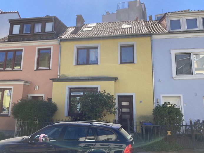 Mid-terrace house, side street in Fesenfeld, very good state of renovation, approx. 102.4 m², approx. €4,297/m² – Photo 1