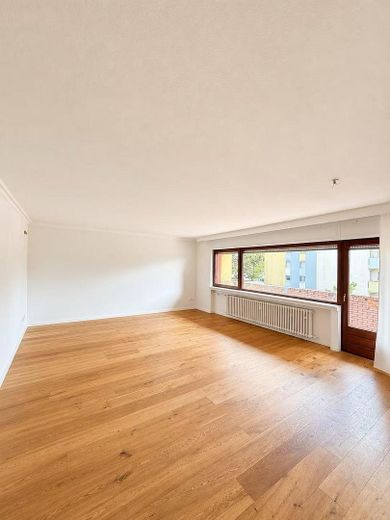 von Privat Eigentumswohnung  Großzügige 4-Zimmer-Wohnung in Olewig mit Balkon, Garage und Stellplatz – Wohnzimmer