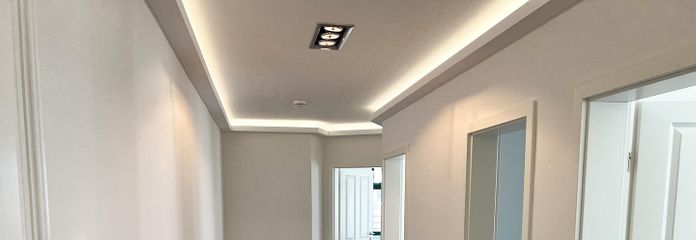 Elegant und luxuriös *dunkles Parkett * Fußbodenheizung * Lichtbänder * Tageslichtbad * Aufzug * – exklusiver Wohnungsflur