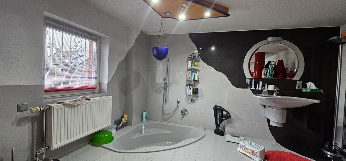 Hochwertig ausgestattetes Doppelhaushälfte-Eckhaus mit Garage, Garten und Wintergarten  in 41065 Mönchengladbach – Deutschland – NRW – Foto 12