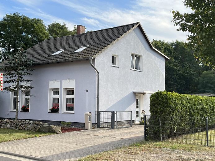 Hausansicht von der Straße aus