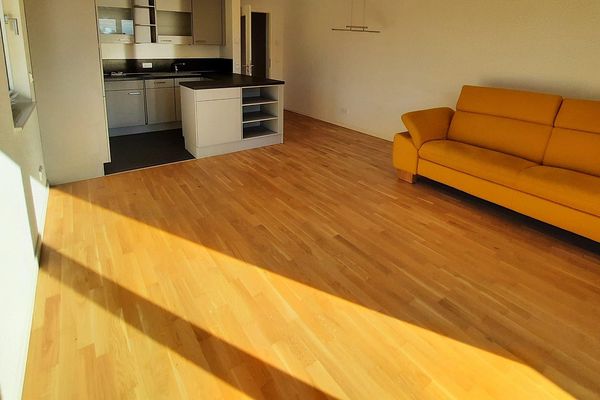 3-room upscale new-build apartment with balcony and underground parking near Lake Glindow, commission-free