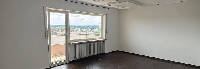 Helle 2-Zimmer-Wohnung mit großer Loggia, Einbauküche und Weitblick – Wohnzimmer