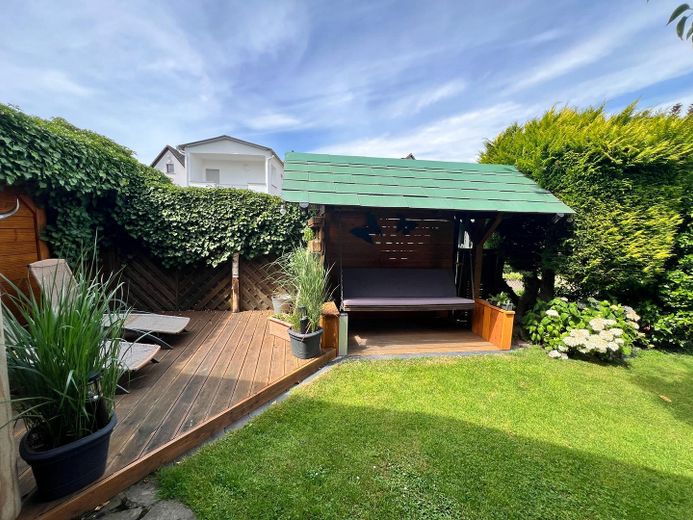 Mehrgenerationenhaus mit zwei Wohneinheiten, Garten und Pool – überdachte Bank-Schaukel