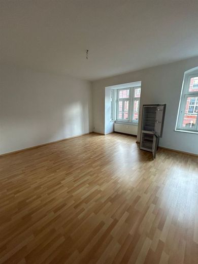 Großzügige und vermietete 1-Zimmer mit EBK, Dusche und Laminat in zentraler Lage! – PHOTO-2025-02-11-15-11-20_1