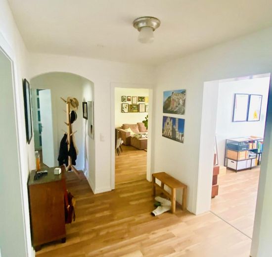 Agradable vivienda de 4 habitaciones con balcón en Hildesheim – Flur 