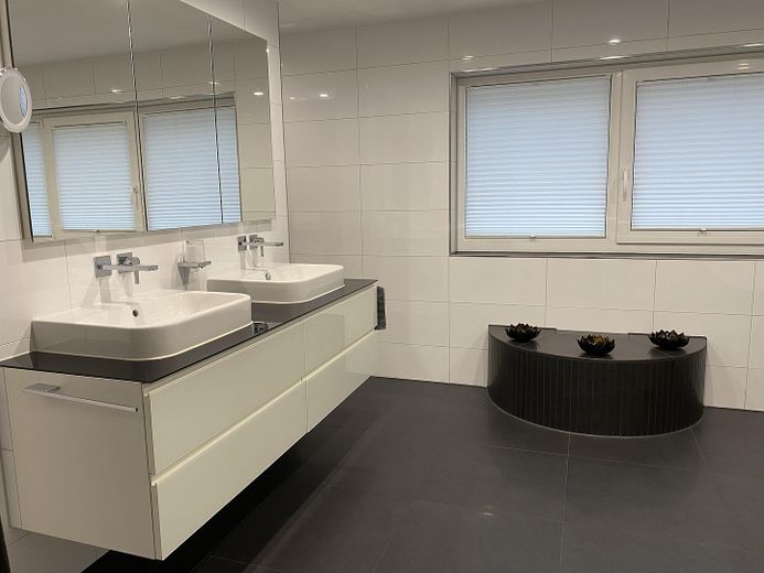 Esclusivo appartamento di 6 locali, 304 mq/KB/Garage/Terrazza/Giardino – Badezimmer