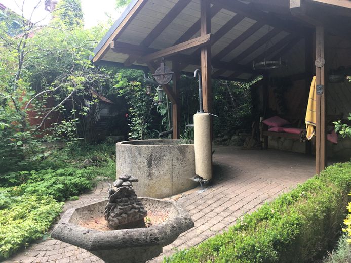 Am Waldrand gelegenes Einfamilienhaus mit ELW und parkähnlichem Garten – Schaukelhaus mit Außendusche