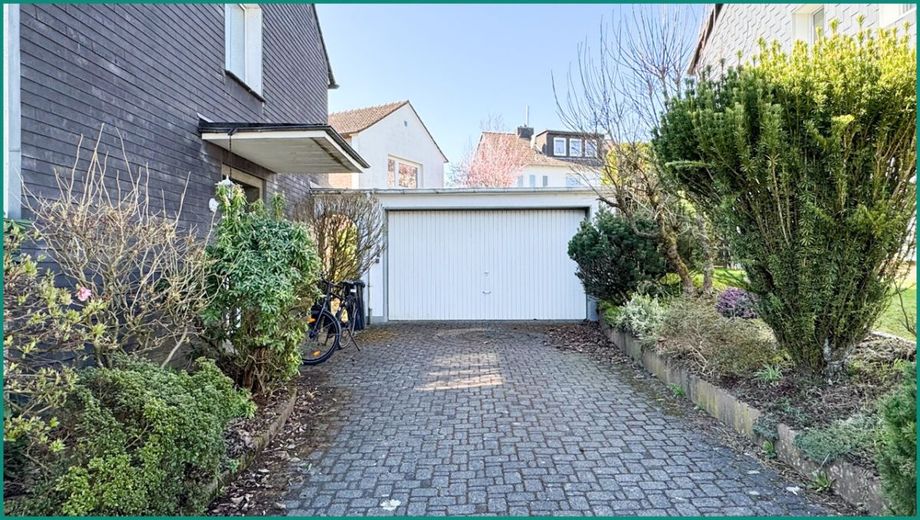 GENERATIONENHAUS MIT VIEL PLATZ IN SCHÖNER WOHNLAGE NÄHE STADTZENTRUM VON RADEVORMWALD, PROVISIONSFREI – Einfahrt zur Garage