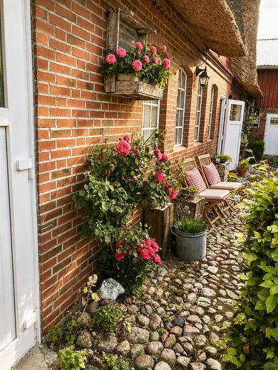 SEMPLICEMENTE HYGGE – storico casale con tetto di paglia e tanto spazio per le vostre idee – Sitzplatz im Innenhof