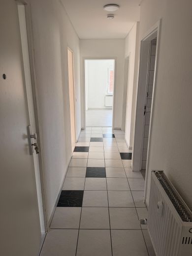 Multi-family house with large lot (3 units), ideal as a multi-generational home, for owner-occupiers or as an investment property – Flur Wohnung OG