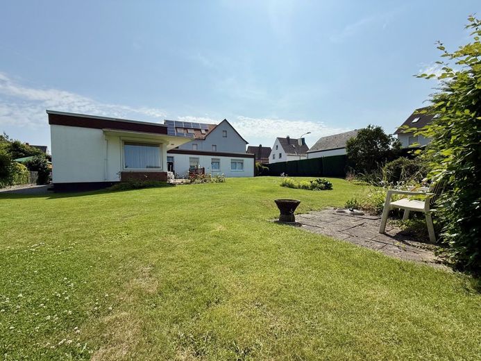 Fröndenberg-Westick: Flachdach-Bungalow mit Gartenoase als perfekter Rückzugsort! – Bungalow Fröndenberg-Westick mit Garten