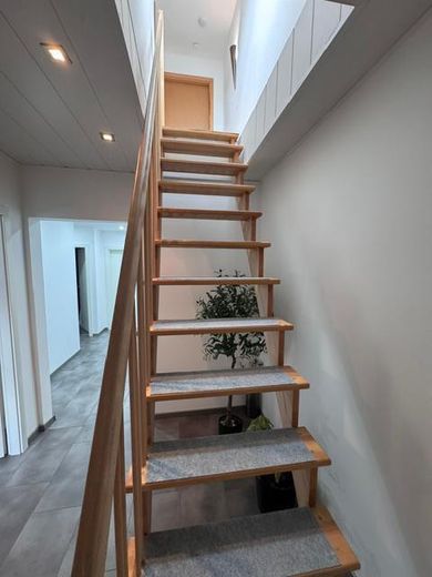 Modernisiertes Reihenendhaus in Toplage Cronenberg – Treppe zur DG
