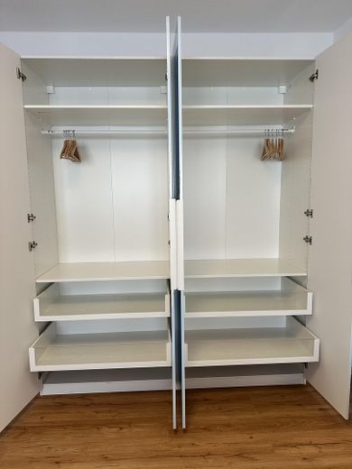 Altstadtquartier T13 - Hochwertig möblierte Altbau Wohnungen – Kleiderschrank
