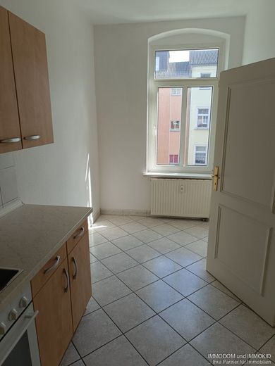 Schön geschnittene 3-Zimmer-Wohnung mit EINBAUKÜCHE, Personenaufzug, BALKON und Gäste-WC zu vermieten! – Küche