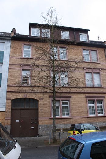 Lichtdurchflutete Komfort-Dachgeschoßwohnung für Zwei in schöner Wohnlage direkt in Neu-Isenburg – Straßenansicht