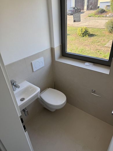 Erstbezug! 5,5-Zi.-EG | 180 m² | Garten | Garage | EBK – Gäste-WC