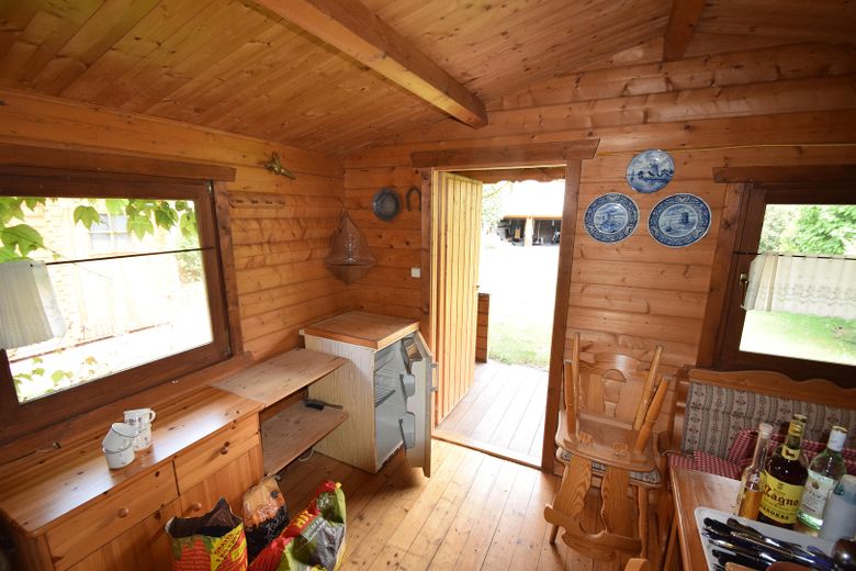 Provisionsfrei! Zweifamilienhaus, großer Sonnengarten – Partyhütte innen