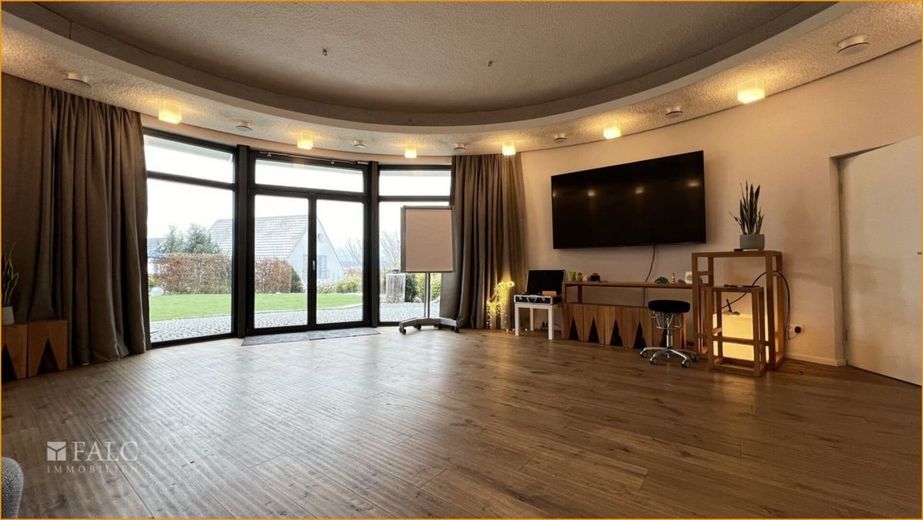 Rundum beeindruckend: Ihr neues Zuhause mit klaren Linien und großzügigen Fensterfronten – Wohnzimmer / Saal