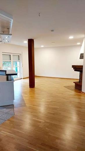Uetze - Renditeimmobilie - 4-Familienhaus + Doppelhaushälfte + 3 Garagen – Haushälfte EG Küche und Wohnen