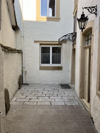 Traumhaftes Wohnen am Marktplatz: kernsanierte 4-Zimmer-Wohnung mit Kaminofen & Gartennutzung – Innenhof