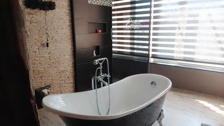 Schöne 2 Zimmer Altbauwohnung voll möbliert – Foto 9