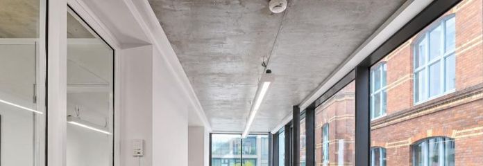 MODERNE BÜROETAGE MIT HELLER FENSTERFRONT
