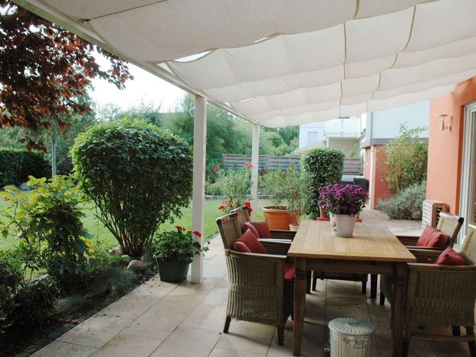 Przyszłość spotyka komfort - geotermia, fotowoltaika i luksusowe wyposażenie w spokojnej lokalizacji – Terrasse mit Pergola
