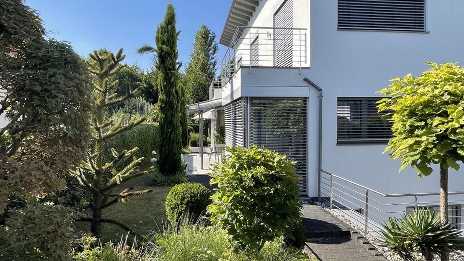 Maison d’architecte baignée de lumière dans un emplacement privilégié – Habiter avec une vue dégagée sur la verdure – Hausansicht Süd-West