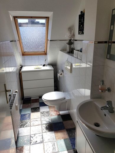 Große Dachgeschosswohnung im ruhigen Gartenhaus mit Terrasse–mitten im Samariterkiez/Friedrichshain – Gäste-WC