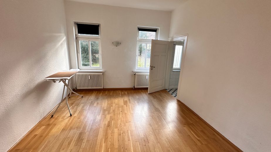 Schmiedefeld - 3-Raum-Whg in Landhausvilla - Wo andere Urlaub machen – Schlafzimmer mit Tür zum Bad