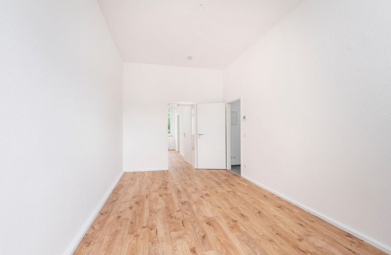 Leben in einer renovierten 3-Zimmer Wohnung mit Balkon – Wohnzimmer