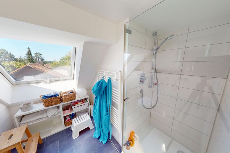 Design-Maisonette (Alleinige Etage) | KfW-A+, Galeria, kominek | blisko S-Bahn Untermenzing – Badezimmer DG