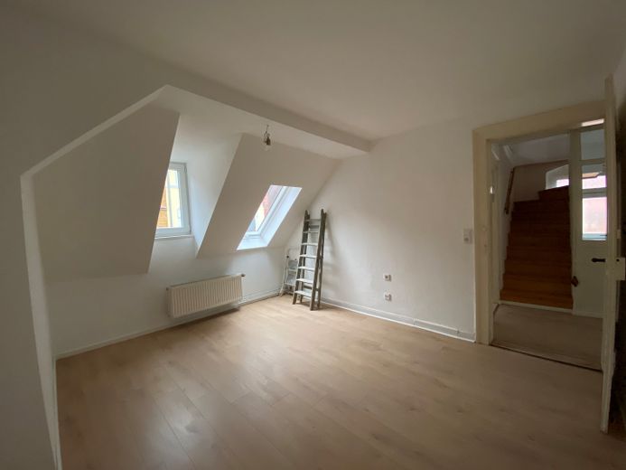 Apartamento con balcón, apto para piso compartido, 4 habitaciones, dúplex, cerca de la estación – Schlafzimmer unten